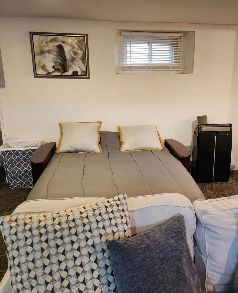 Cozy Studio; Lower Level Unit Cozy Studio; Lower Level Unit