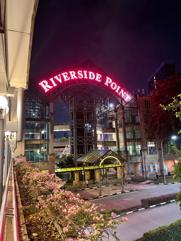 Vita notturna sul fiume Singapore Vita notturna sul fiume Singapore