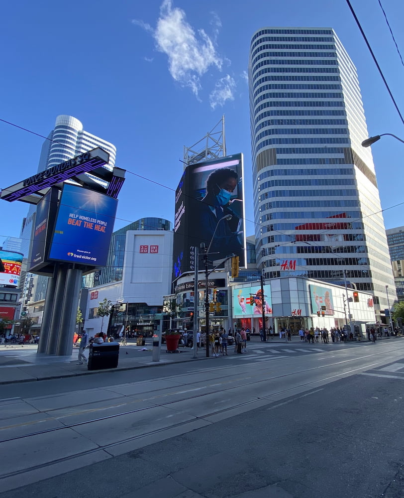 Yonge-Dundas Square e Eaton Centre Yonge-Dundas Square e Eaton Centre