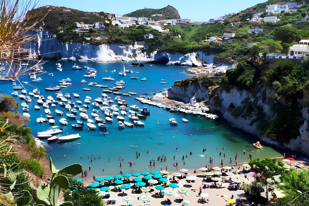 Spiaggia di Cala Feola, Italia